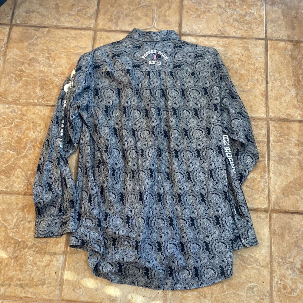 Cinch button down Large - Picture 3 of 3